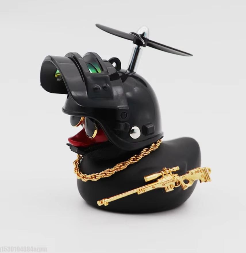 Pato de Borracha com Capacete para Carro e Moto – O Enfeite de Painel Mais Divertido!