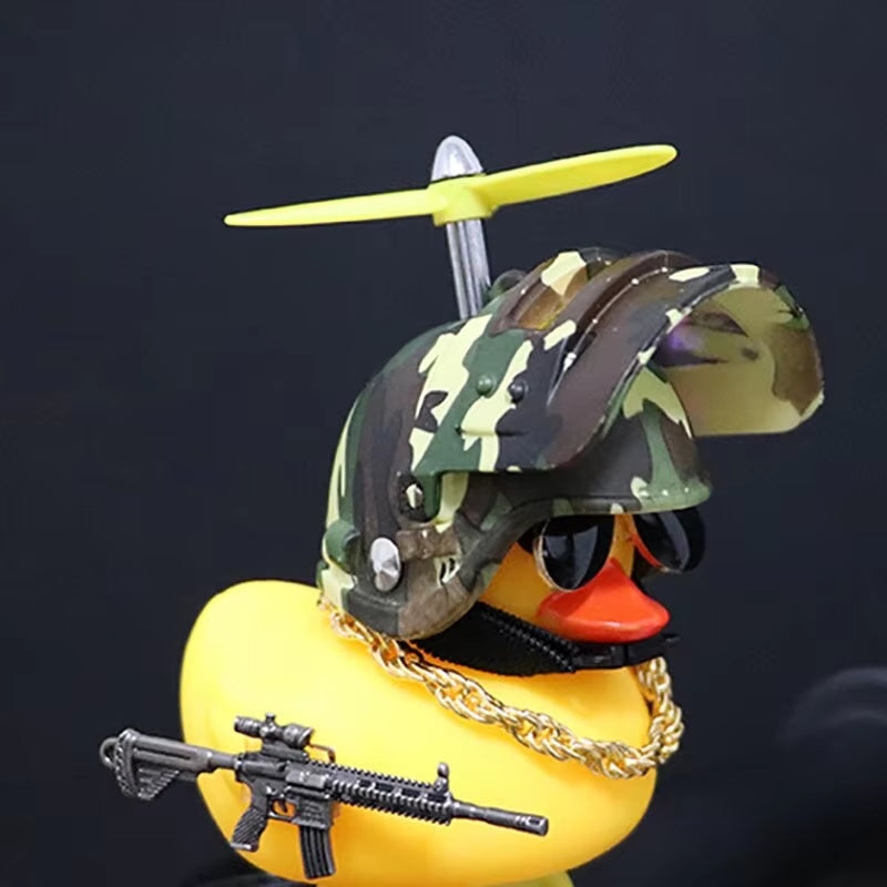 Pato de Borracha com Capacete para Carro e Moto – O Enfeite de Painel Mais Divertido!
