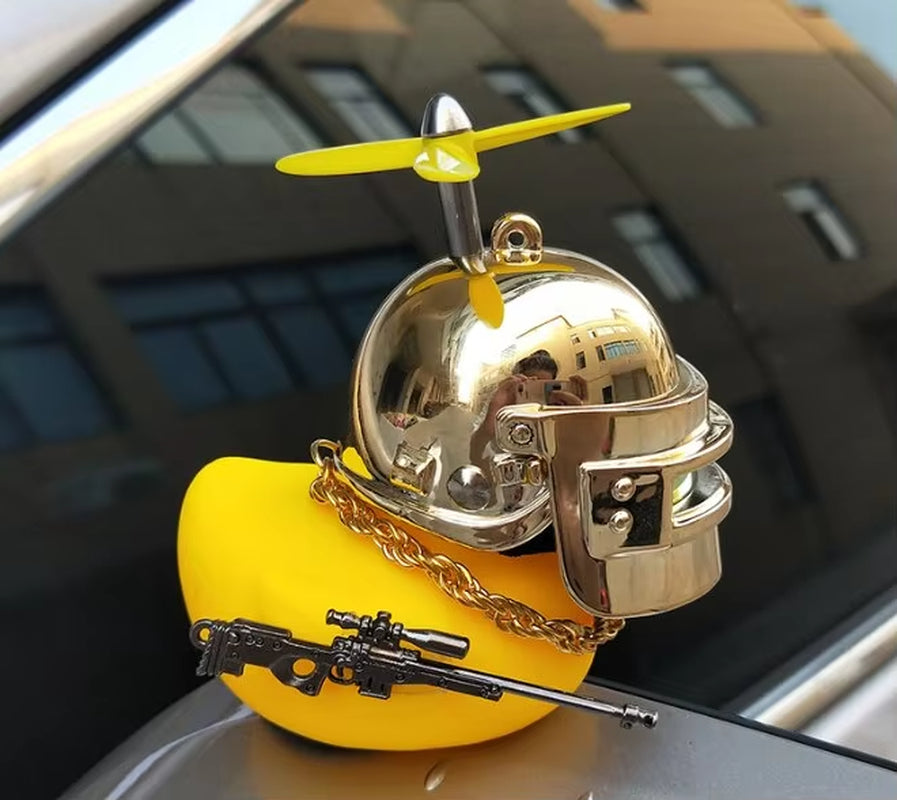Pato de Borracha com Capacete para Carro e Moto – O Enfeite de Painel Mais Divertido!