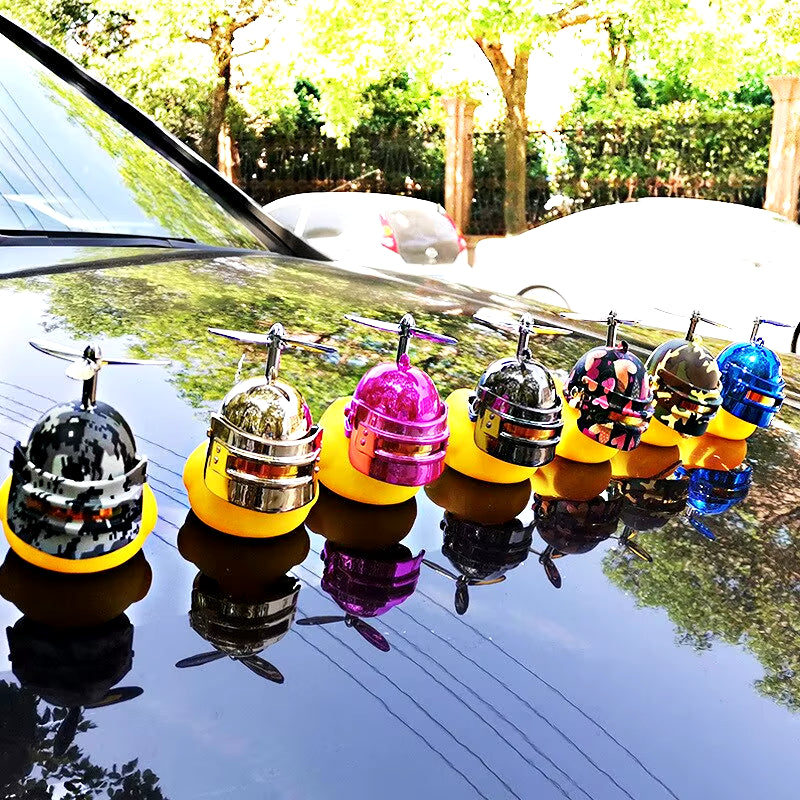 Pato de Borracha com Capacete para Carro e Moto – O Enfeite de Painel Mais Divertido!