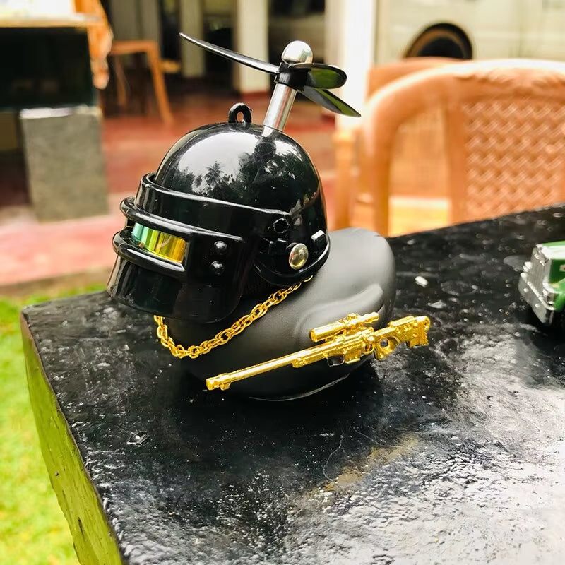 Pato de Borracha com Capacete para Carro e Moto – O Enfeite de Painel Mais Divertido!