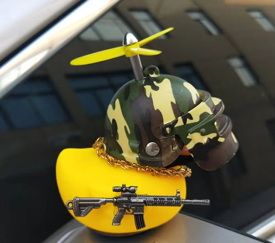 Pato de Borracha com Capacete para Carro e Moto – O Enfeite de Painel Mais Divertido!